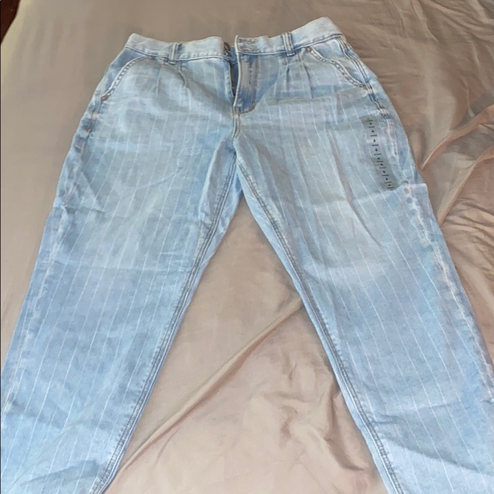 AMERICAN EAGLE BRAND NEW stretch mom jeans